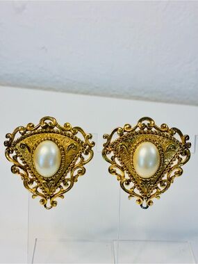 VTG 90s Tat - Ornate Gold Filigree Pearl Center Stud Earrings Dramatic Statement
